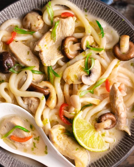 Le bouillon coco aux nouilles udon poulet et champignons hellonélo