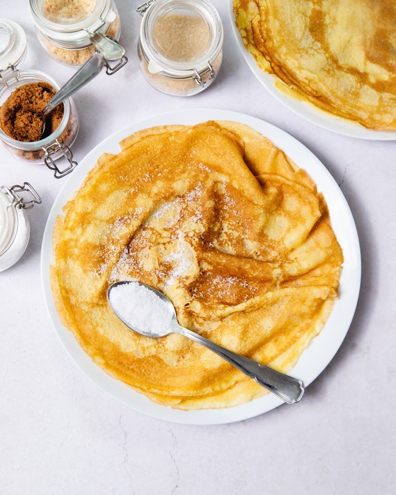 Assiette avec une crêpe au sucre