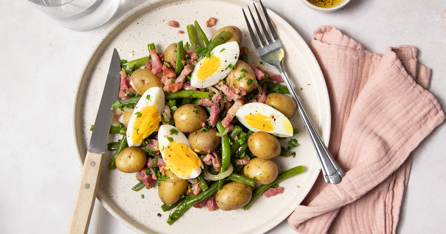Assiette de salade liégeoise aux lardons et pommes de terre