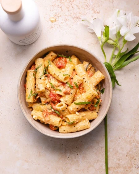 Baked feta pasta : la recette Tiktok qui inonde le web !