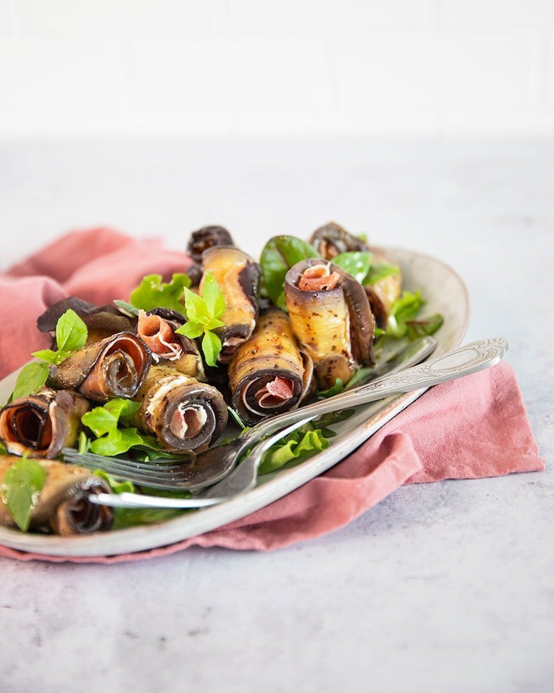Les roulés d’aubergine grillée au fromage frais et au jambon cru !