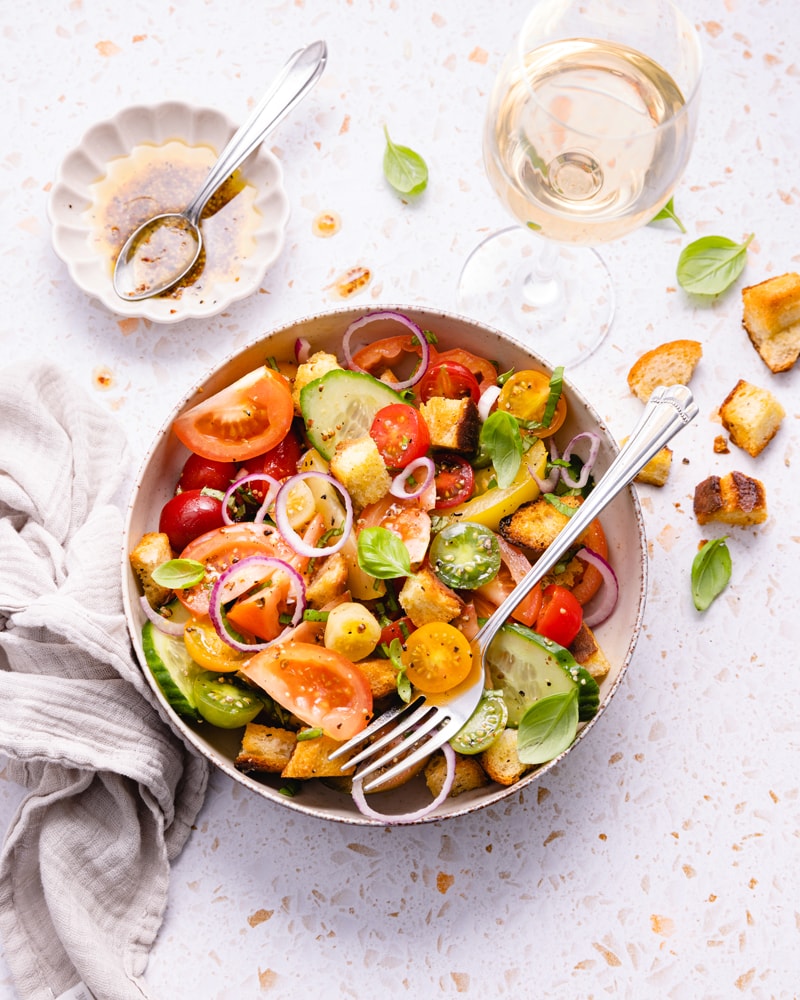 Assiette de salade panzanella italienne