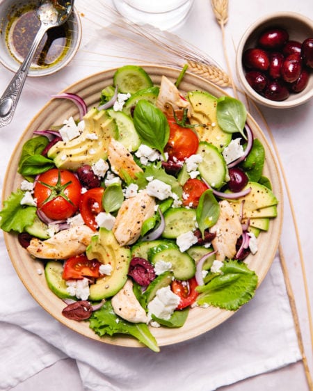 Découvrez une salade kéto au poulet grillé inspirée par la Grèce !