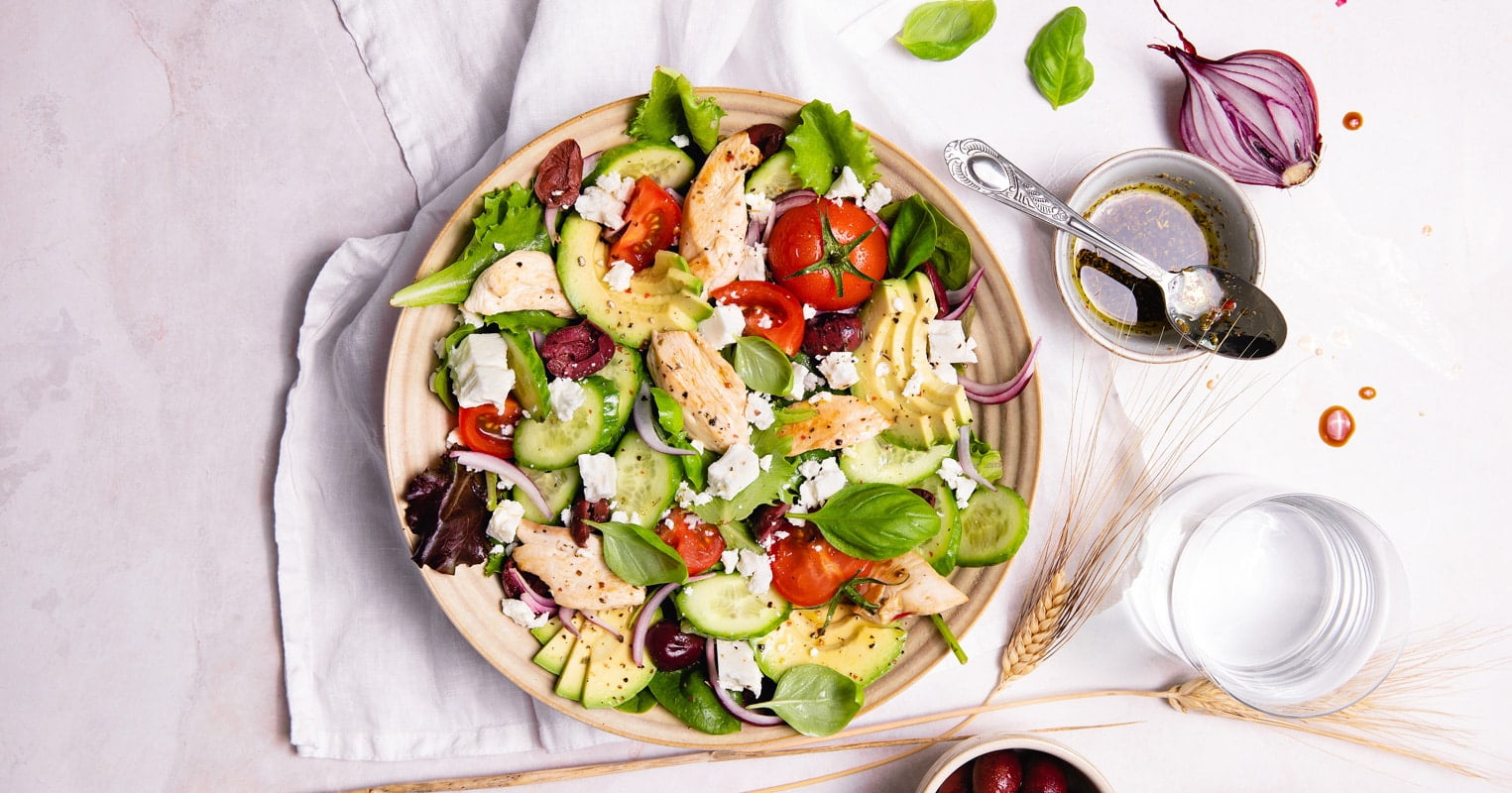 Découvrez une salade kéto au poulet grillé inspirée par la Grèce ! 5 Plat de salade grecque keto