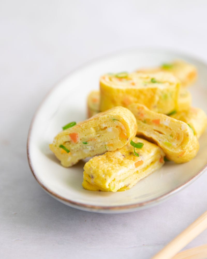 Assiette de gryeran mari, l'omelette roulée coréenne