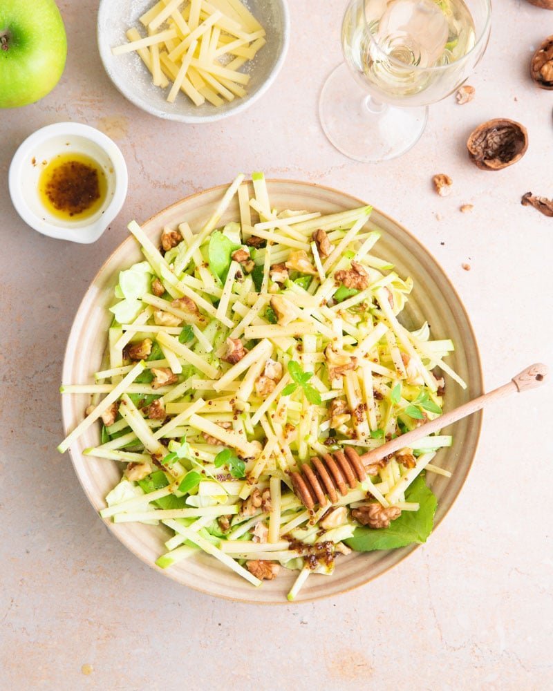 La salade d’automne acidulée au Comté, à la pomme et aux noix !