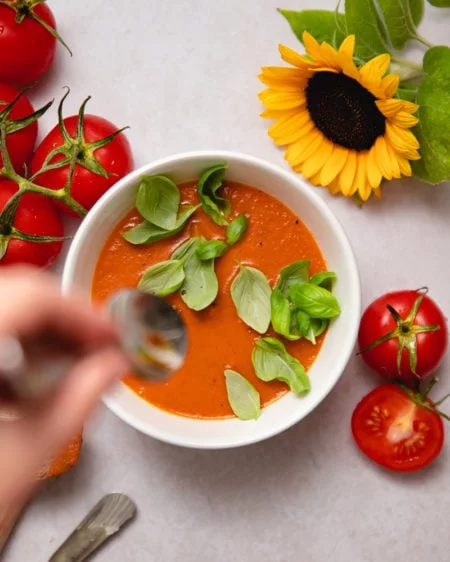 Comment faire une soupe tomate basilic qui a du goût ?