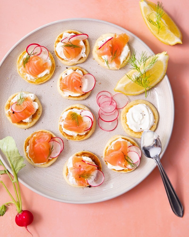 Assiette de blinis avec fromage blanc et saumon fumé