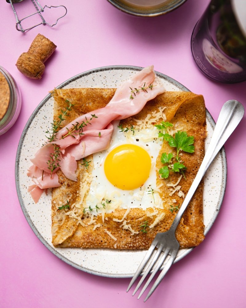 Assiette avec une galette bretonne complète