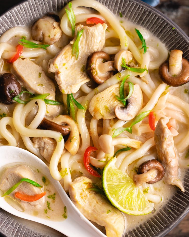 Le bouillon coco aux nouilles udon, poulet et champignons ! hellonélo