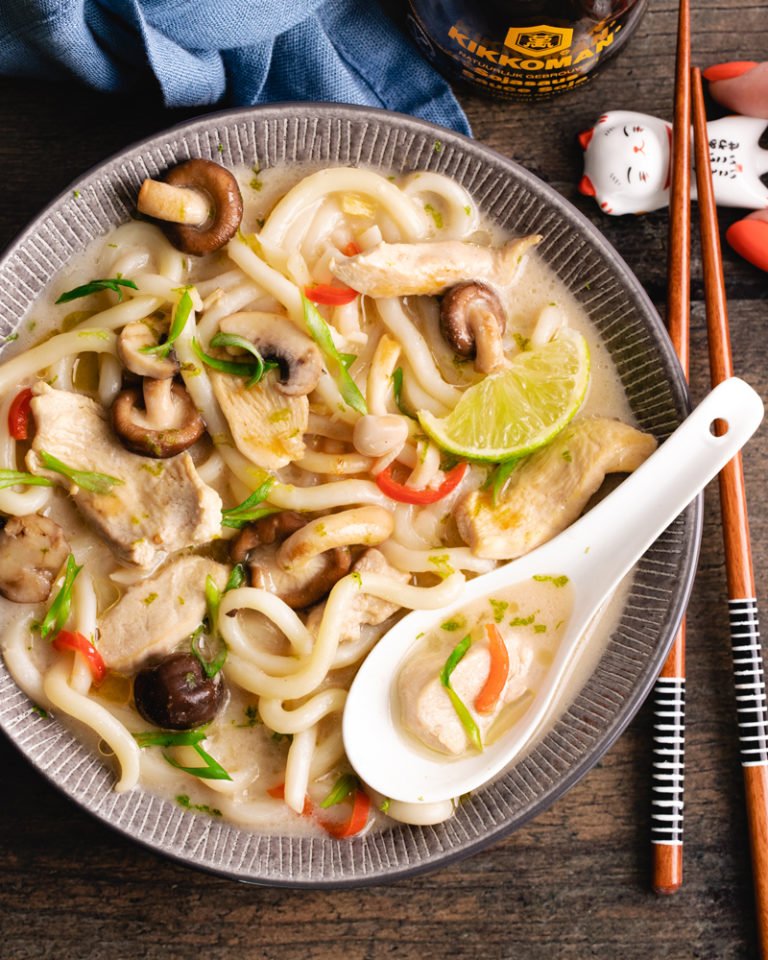 Le bouillon coco aux nouilles udon, poulet et champignons ! hellonélo