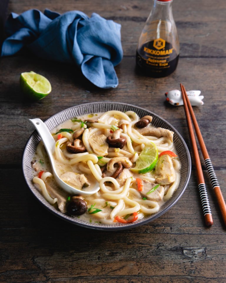 Le bouillon coco aux nouilles udon, poulet et champignons ! hellonélo