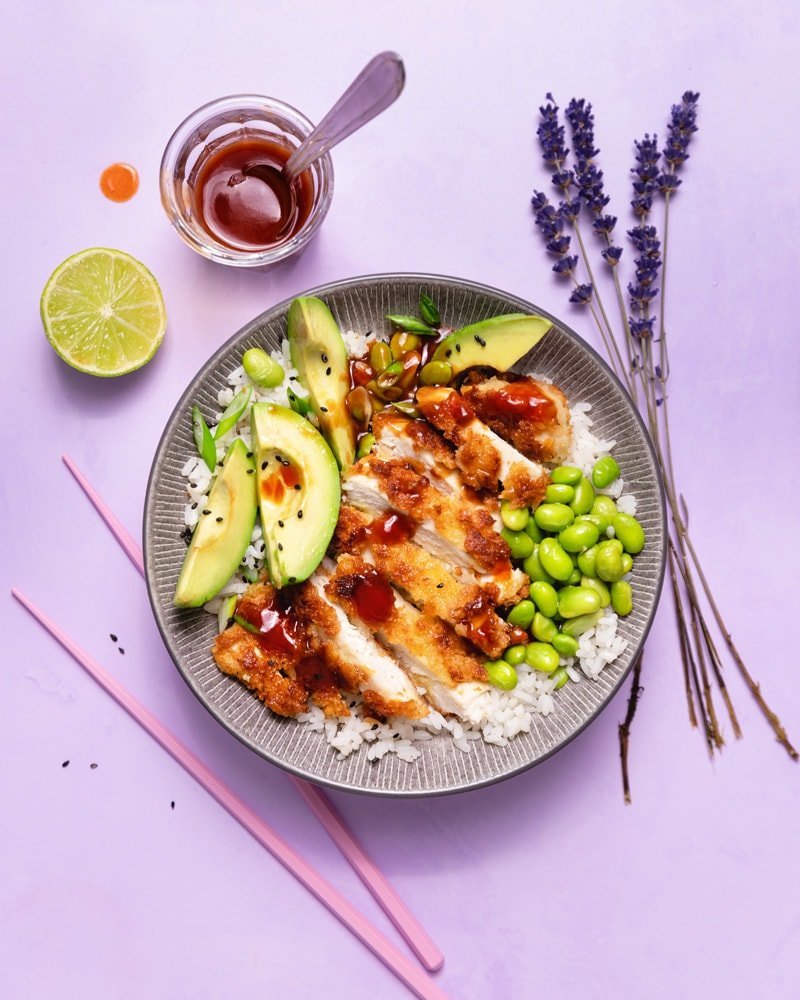Bol de poulet katsu, riz, avocat et edamame
