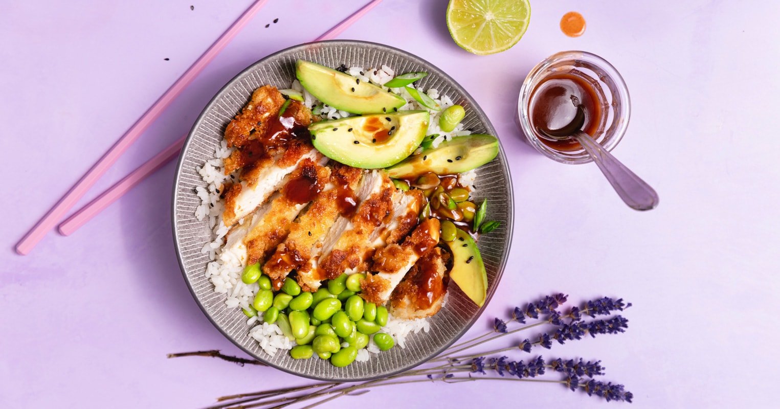 Comment prépare-t-on un bol de riz au poulet katsu croustillant ? 10 Bol de poulet katsu, riz, avocat et edamame
