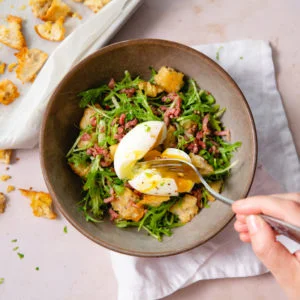 Découvrez la frisée aux lardons, la salade gourmande de l’hiver !