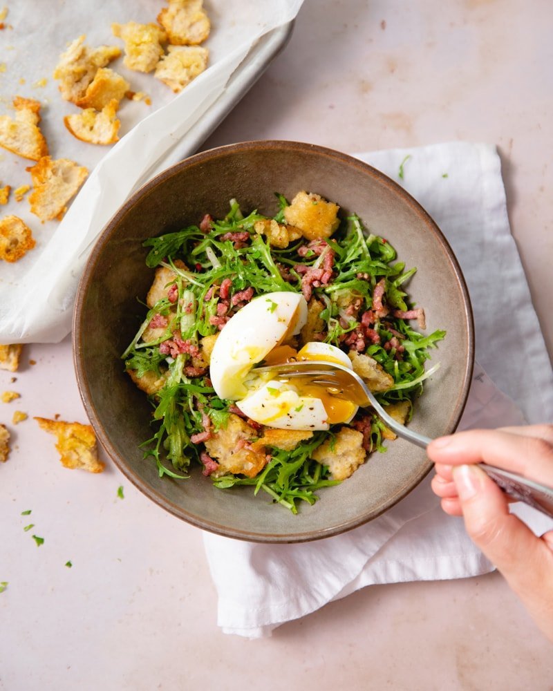 Bol de salade belge frisée aux lardons
