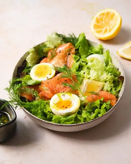 La salade au saumon fumé prête en 10 minutes top chrono !