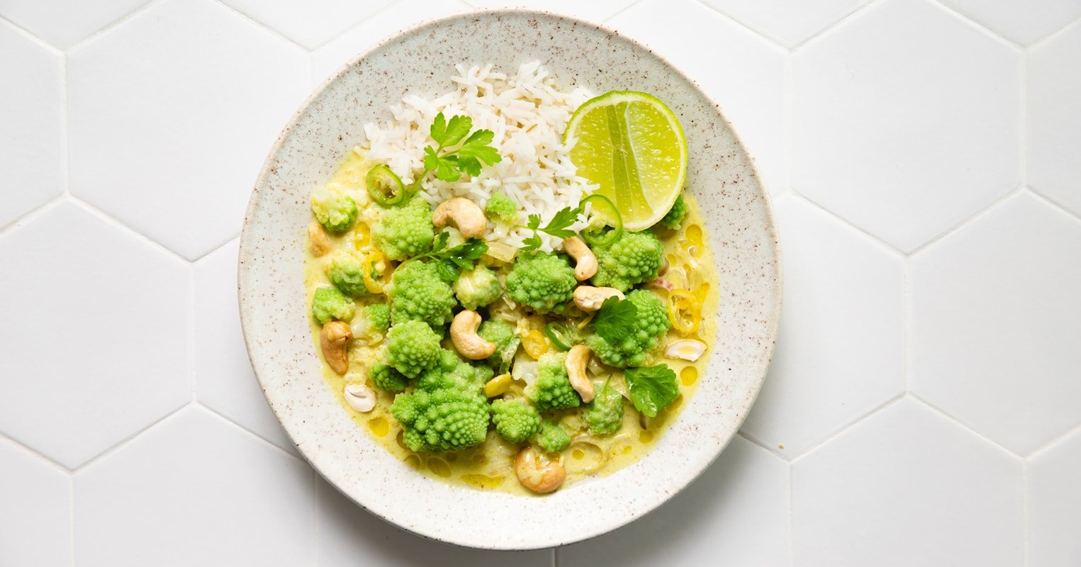 Curry vert de chou romanesco dans une assiette