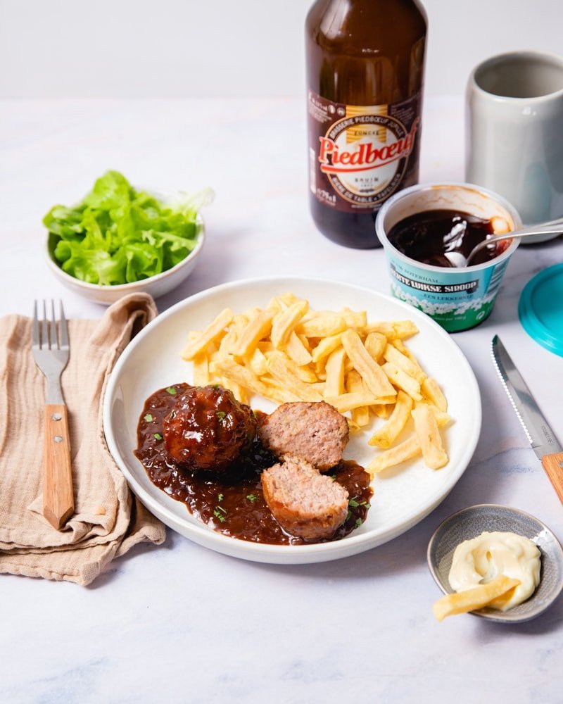 Assiette de boulets à la liégeoise ou boulets sauce lapin avec des frites