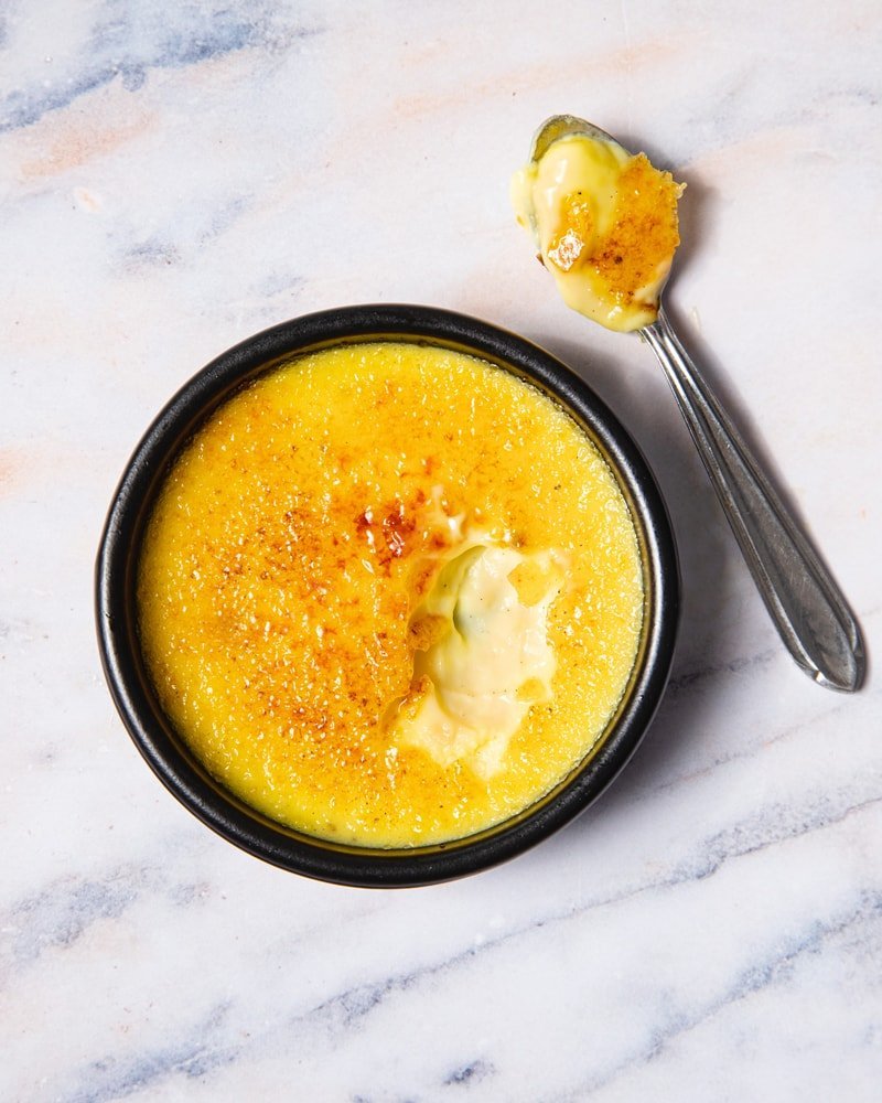 L’authentique crème brûlée à la vanille, un dessert simple et rapide.