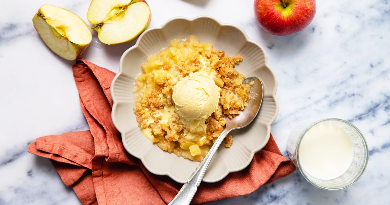 Assiette de crumble aux pommes avec une boule de glace