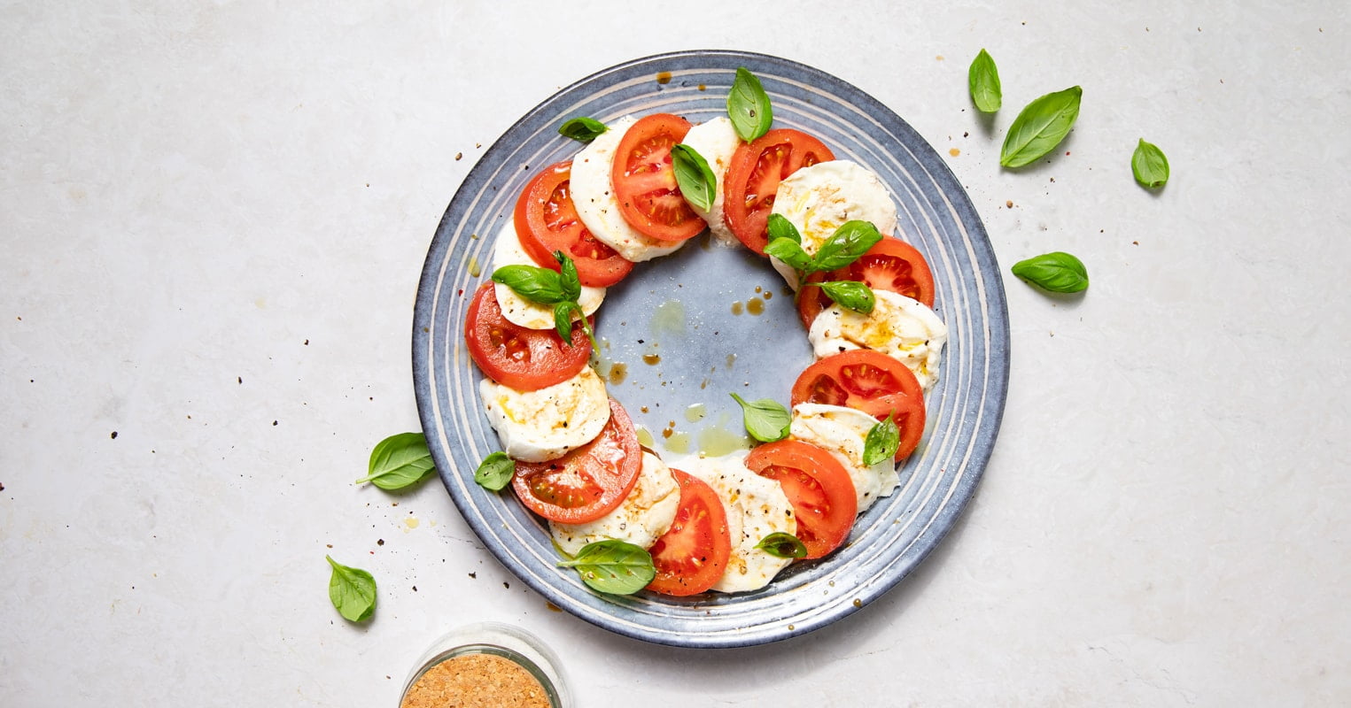 La véritable recette de la salade Caprese italienne ! 5 Assiette de salade capresse tomate mozzarella