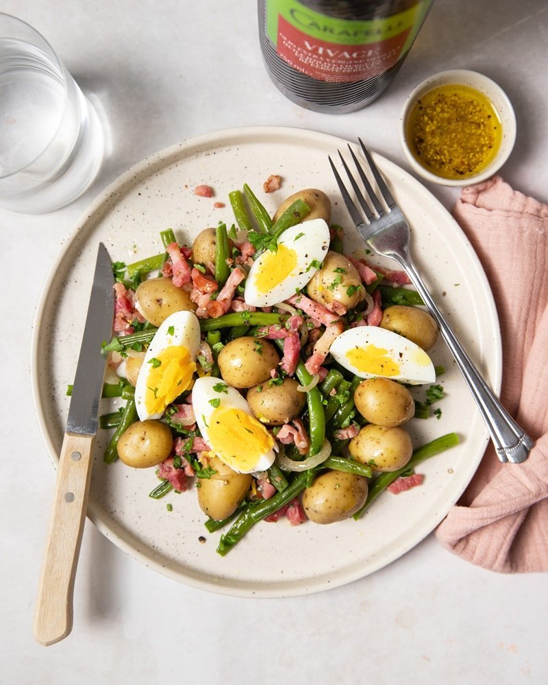 Assiette de salade liégeoise aux lardons et pommes de terre