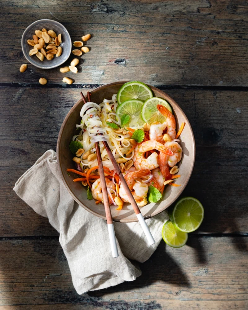 Bol de salade de nouilles froides aux crevettes façon thaï