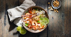 Bol de salade de nouilles froides aux crevettes façon thaï