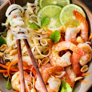 Une salade de nouilles froides aux crevettes façon thaï !