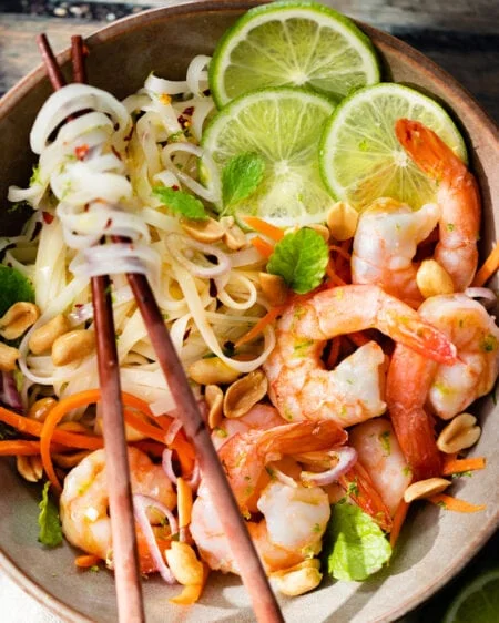 Une salade de nouilles froides aux crevettes façon thaï !