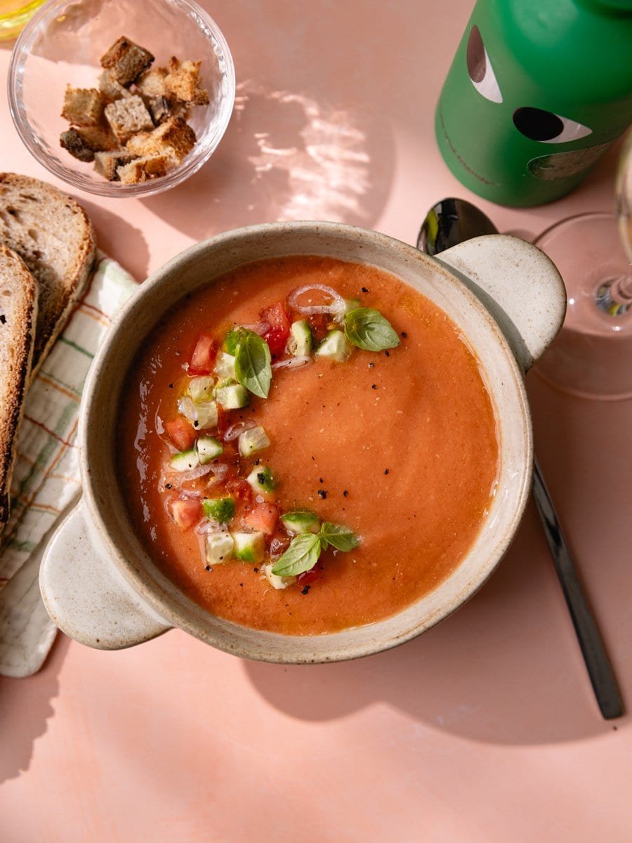 Gaspacho andalou maison garni de dés de concombre, tomate et feuilles de basilic