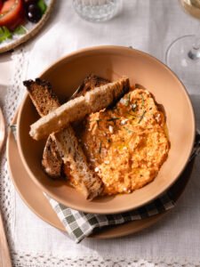 Recette de ktipiti grec : la tartinade de feta et poivrons grillés
