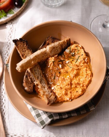 Recette de ktipiti grec : la tartinade de feta et poivrons grillés
