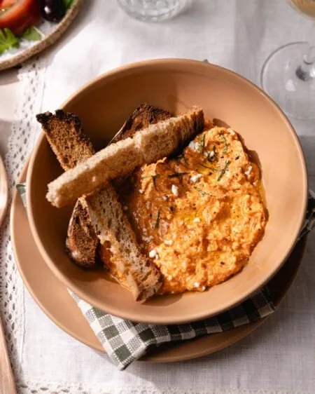 Recette de ktipiti grec : la tartinade de feta et poivrons grillés