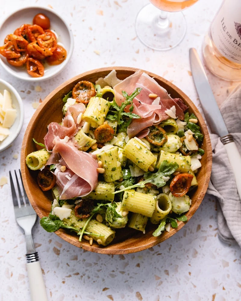 Bol de salade de pâtes à l'italienne