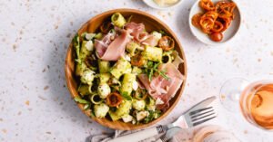 Bol de salade de pâtes à l'italienne