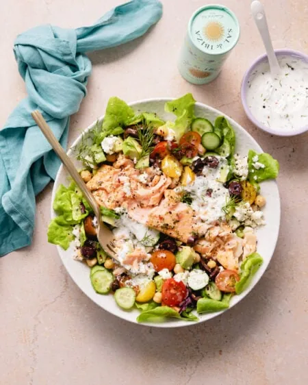 La salade au saumon inspirée de la cuisine méditerranéenne !