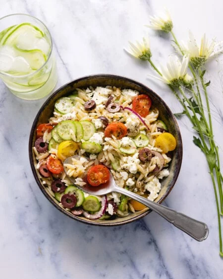 La salade de pâtes à la grecque, un plat estival rafraîchissant et coloré !