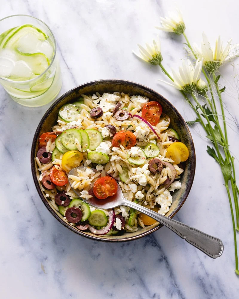 Bol de salade de pâtes à la grecque