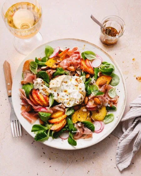 La salade d’été à la burrata, pêches fraîches et prosciutto crudo !