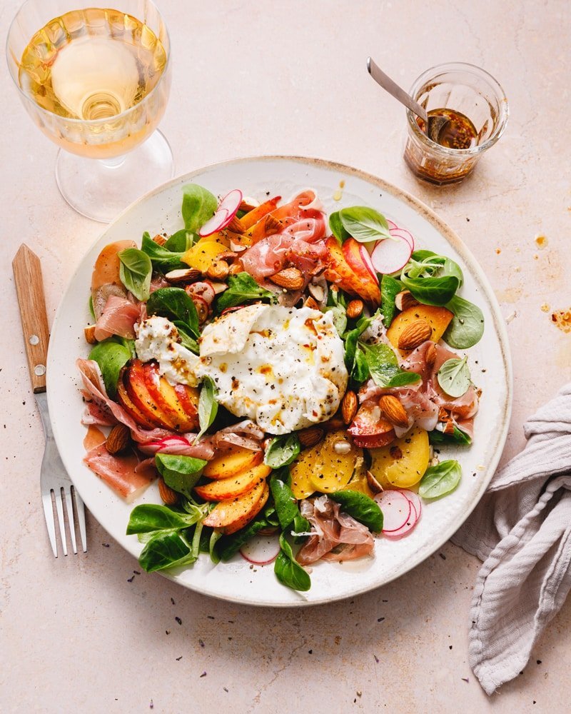 La salade d’été à la burrata, pêches fraîches et prosciutto crudo !
