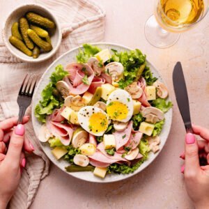 Assiette de salade parisienne jambon-fromage