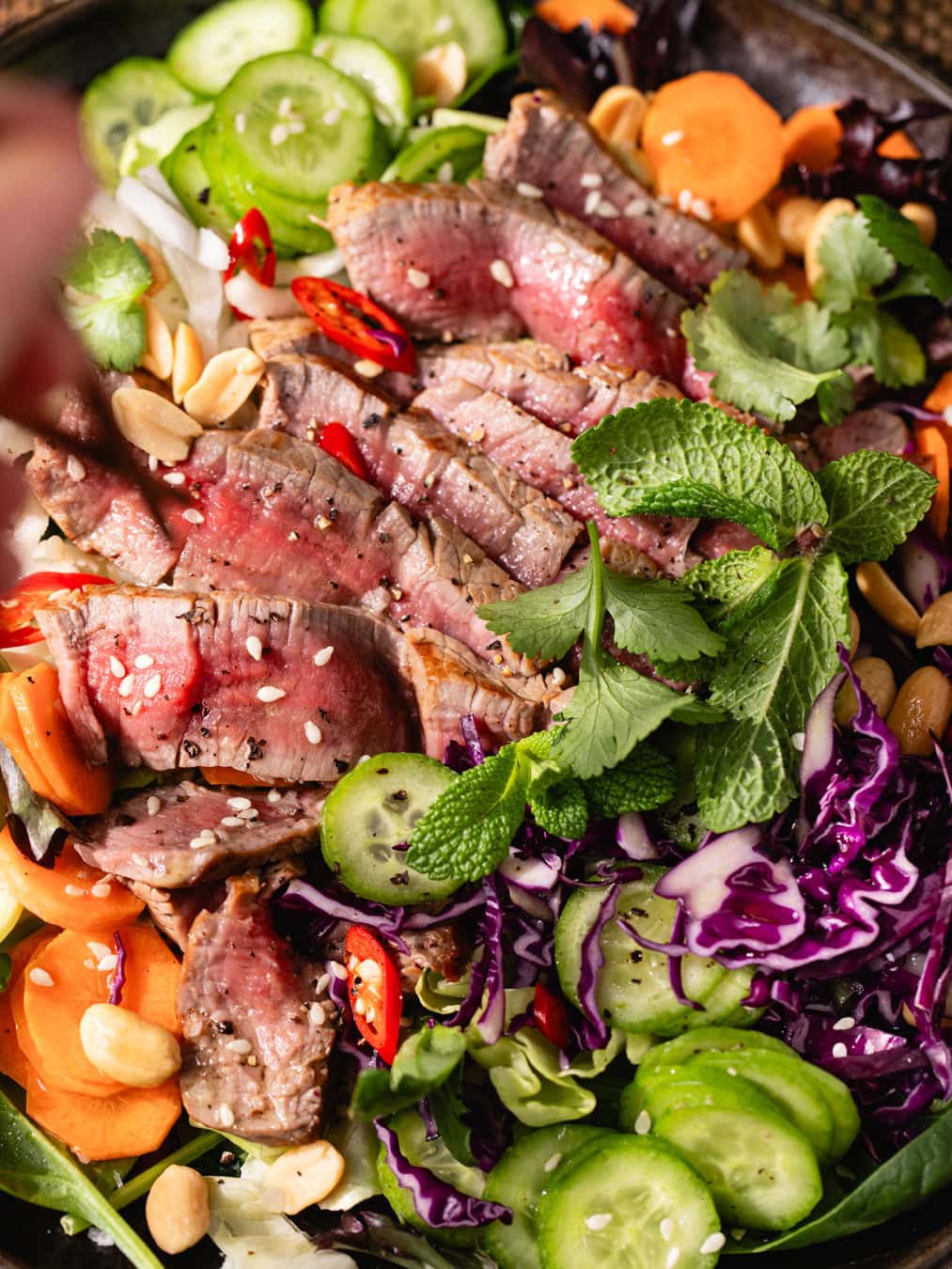 Assiette de salade thaï au bœuf