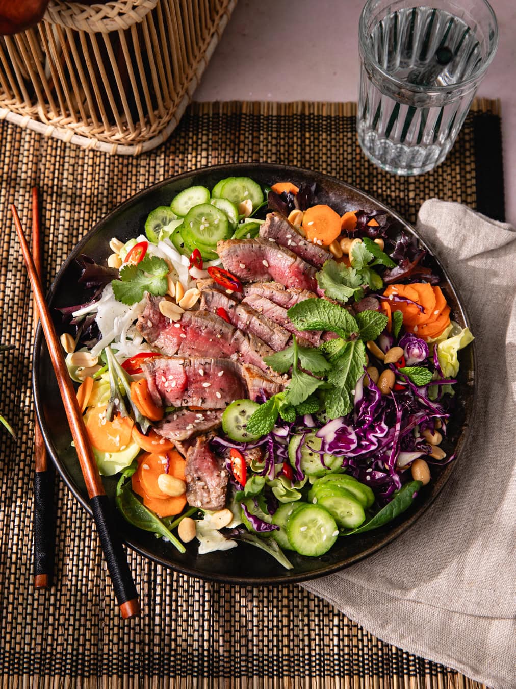 Assiette de salade thaï au bœuf