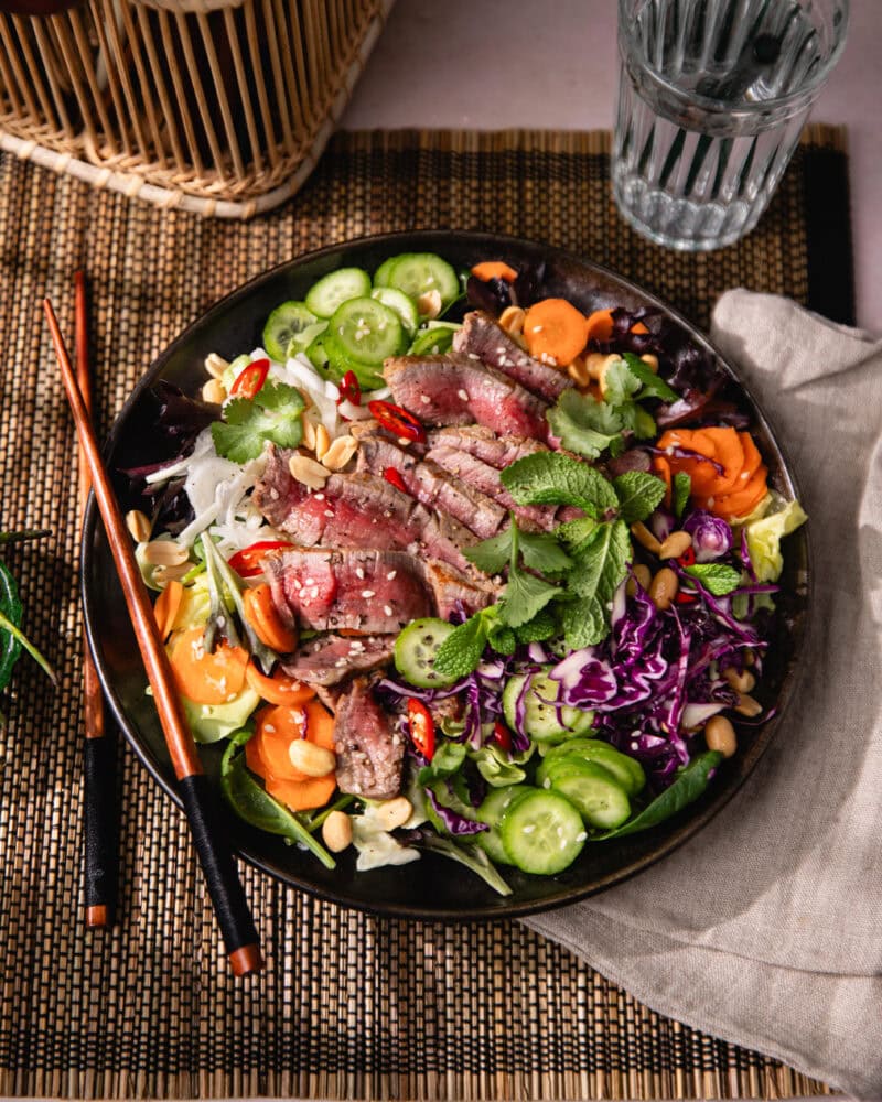 La salade thaï au bœuf, une explosion de saveurs venues d’Asie !