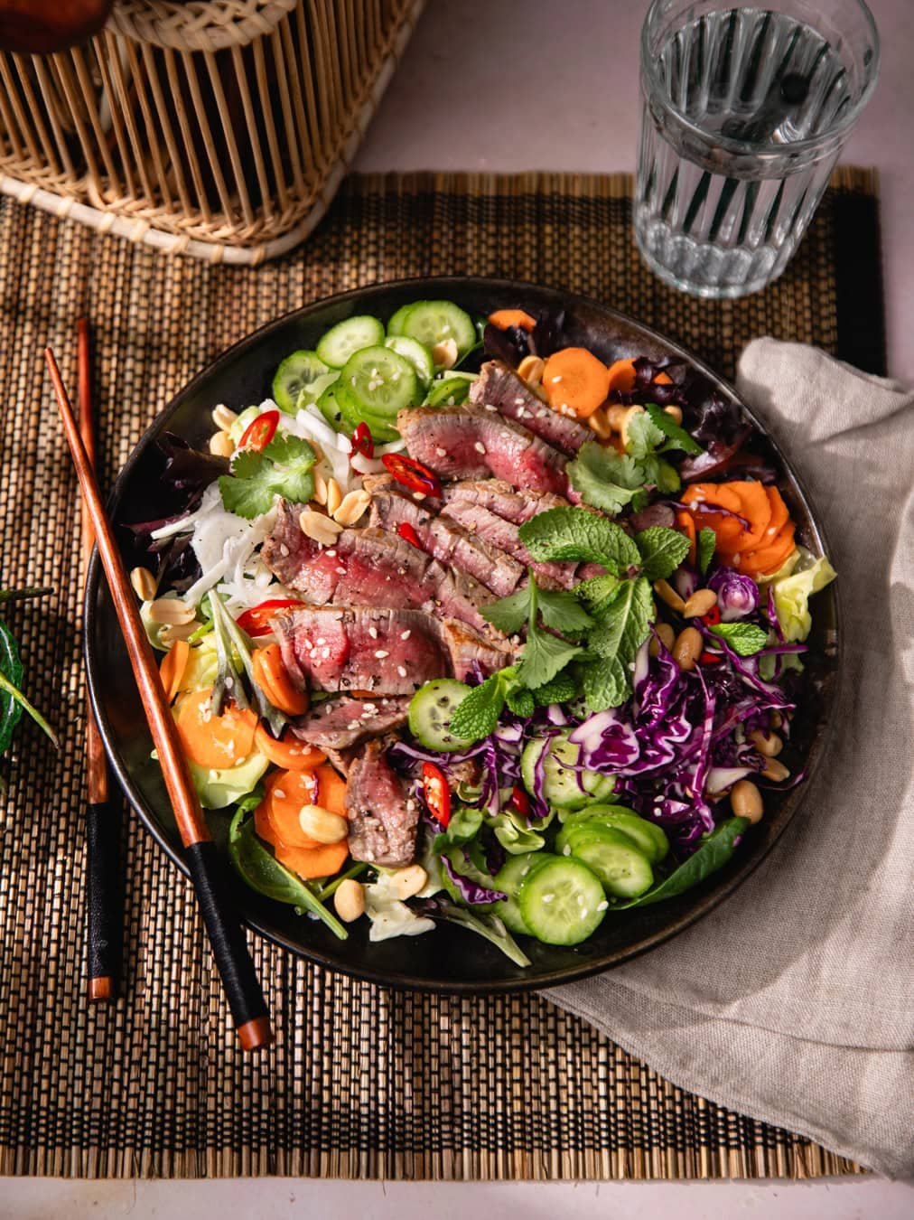 La salade thaï au bœuf, une explosion de saveurs venues d’Asie !