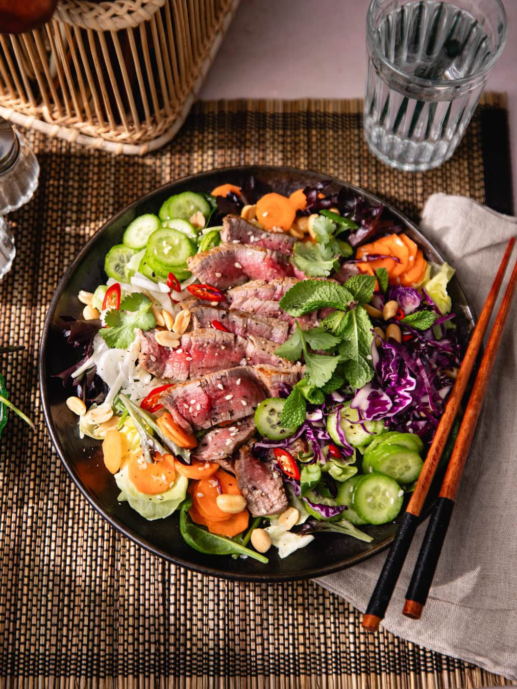 Assiette de salade thaï au bœuf