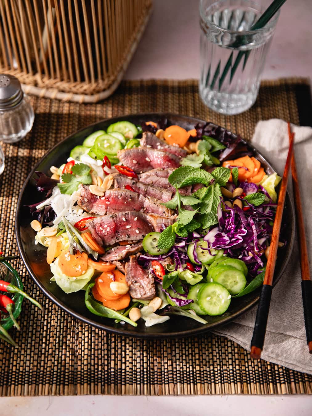 Assiette de salade thaï au bœuf