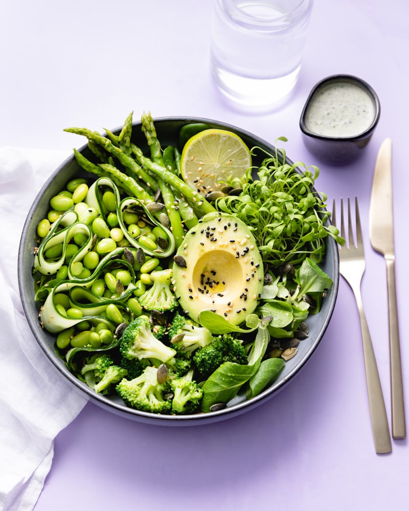 Assiette de salade toute verte avec sa sauce green goddess
